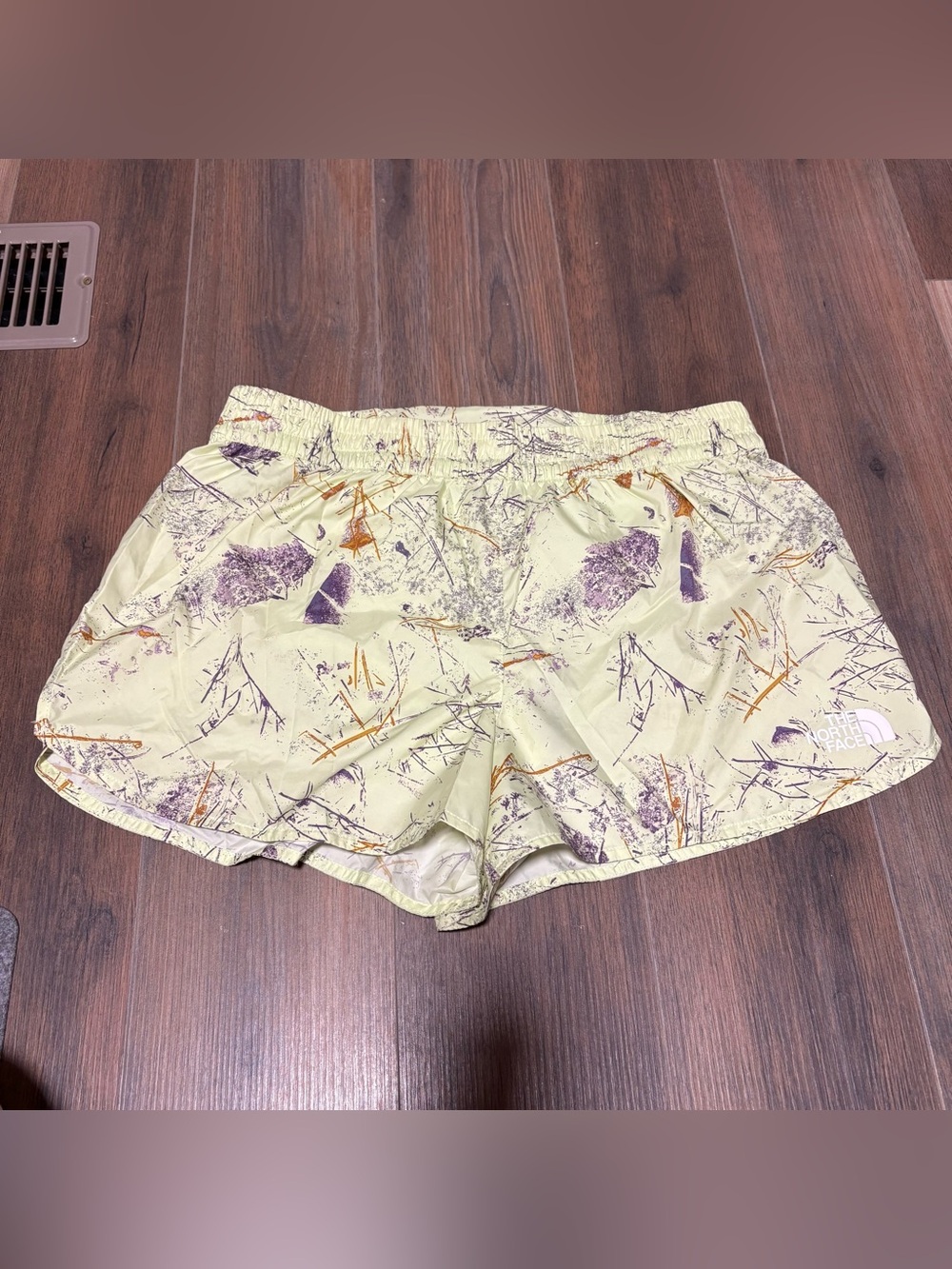 The North Face Women’s Limitless Athletic Shorts Lime Cream Valley Floor SZ L